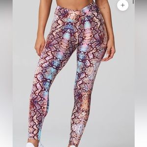 Lici fit COBRA V-CUT SCRUNCH LEGGING